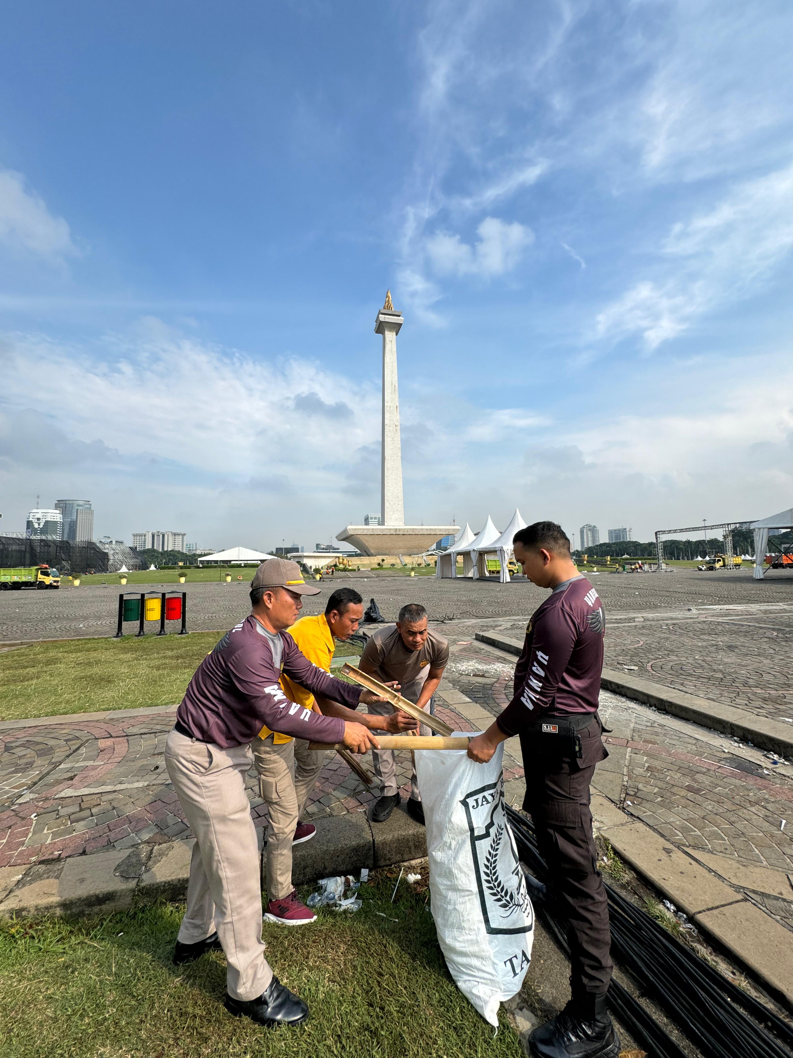 Polri Lakukan Bersih-bersih Usai Pesta Rakyat di Monas