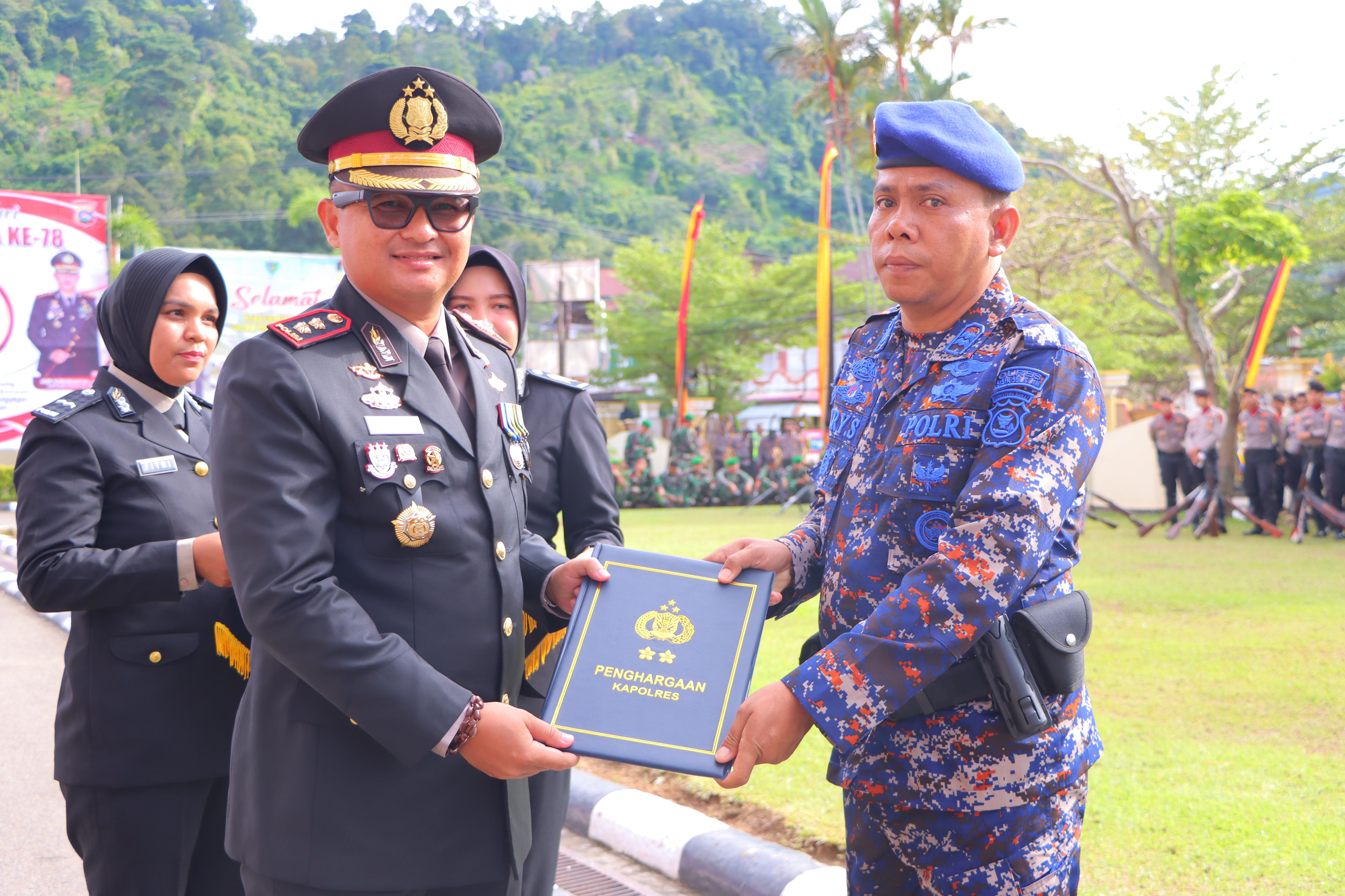 Hari-bhayangkara-ke-78-aiptu-eri-satria-sh-raih-penghargaan-dari-kapolres-atas-bantuannya-1-unit-ambulance-untuk-nagari-punggasan-utara/