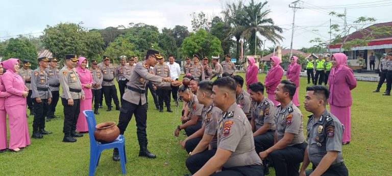 Kapolres Dharmasraya Pimpin Upacara Kenaikan Pangkat Personil Periode 1 Juli 2024