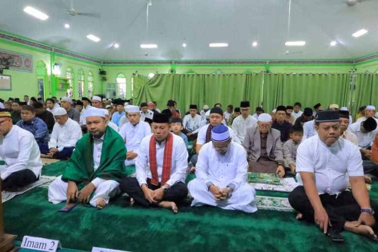 Kapolres Bersama Bupati Pasaman  Sholat Idul Adha 1445 H Bersama Masyarakat Di Masjid Agung Al Muttaqin Lubuk Sikaping