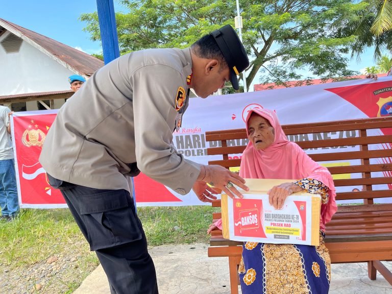 Kapolsek Rao Bagikan 20 Paket Bansos Polres Pasaman Kepada Warga Yang Kurang Mampu