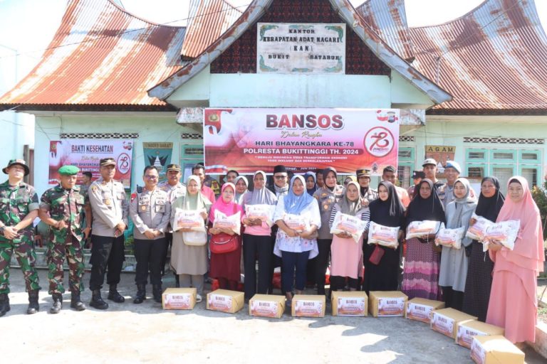 Hari Bhayangkara ke 78 Polresta Bukittinggi Gelar Bansos