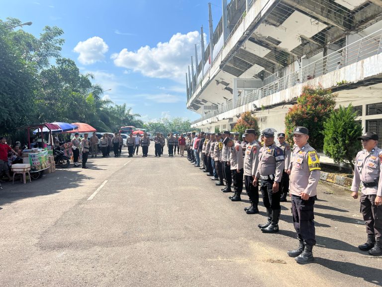 Kapolres Dharmasraya Pimpin Pengamanan Final Turnamen Sepakbola Sutan Riska Cup II Se-Sumatera Barat