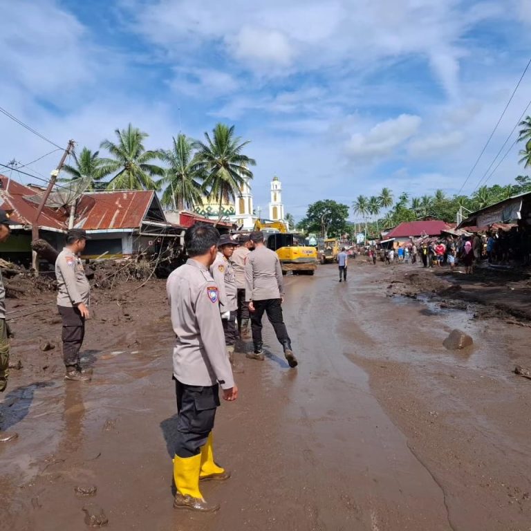 Jalan Penghubung Batusangkar-Padang Panjang Belum Bisa Dilalui Pasca Banjir Bandang