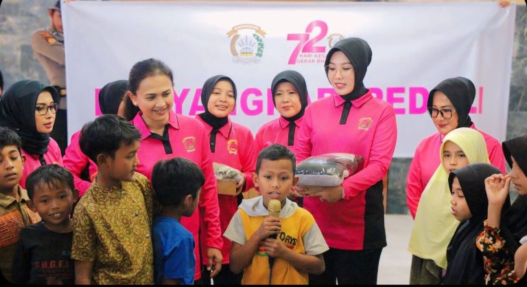 Sapa Pengungsi Banjir Bandang Sumbar, Ketum Bhayangkari Hibur Anak-anak Pengungsi