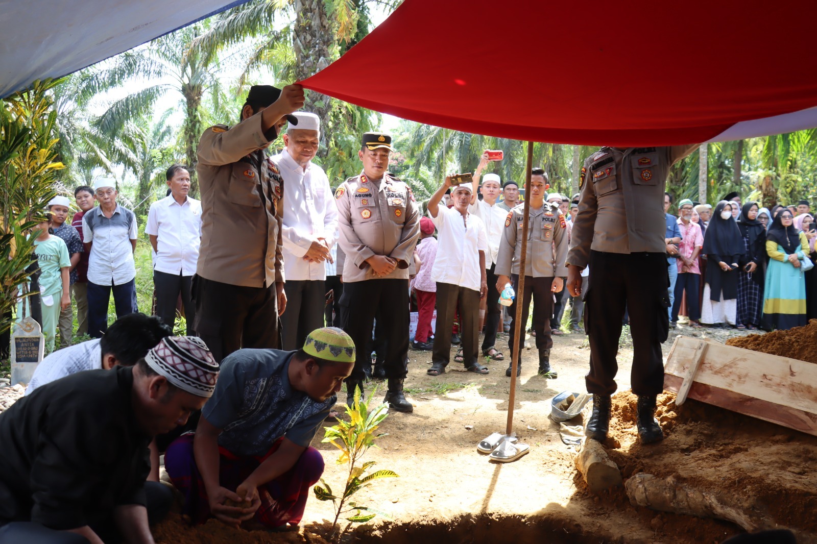 Gelar Apel Persada, Polres Pasaman Barat Antar AKP Zalkisman Ke Tempat Peristirahatan Terakhir