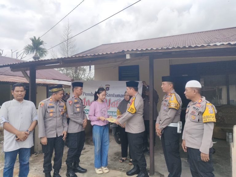 Kapolres Dharmasraya Berikan Santunan kepada Anak Yatim di Aspol Pulau Punjung