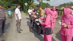 Personil Polsek Pulau Punjung dan Bhayangkari Saling Berbagi Takjil di Bulan Ramadhan