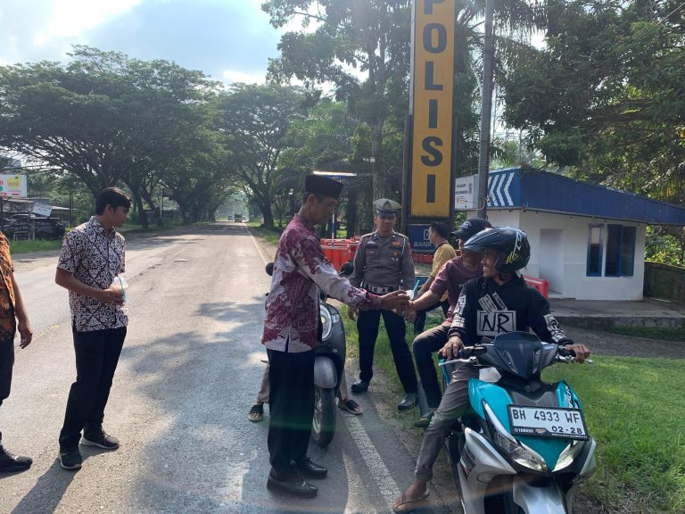 Pembagian Takjil oleh Polres Dharmasraya Meningkatkan Kedekatan dengan Masyarakat