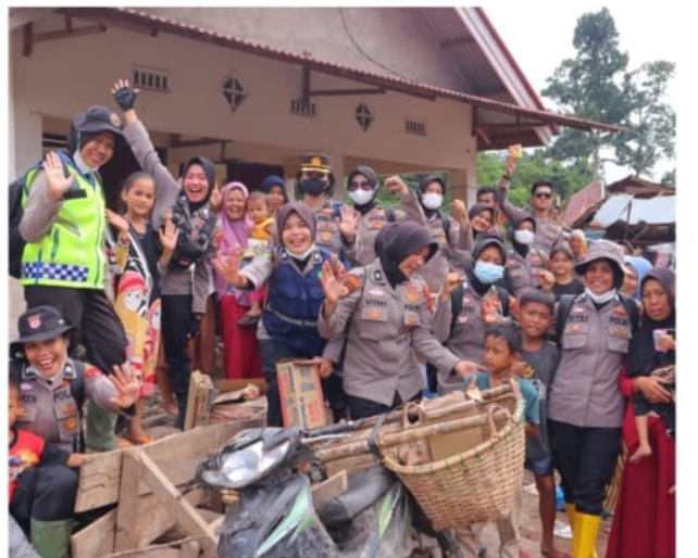 Polwan Polres Pessel berikan Trauma Healing kepada korban Banjir dan Longsor