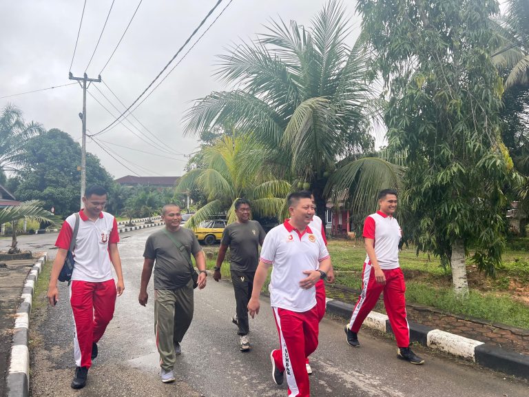 Tingkatkan Sinergitas, Personil Polres Dharmasraya Gelar Olahraga Bersama TNI