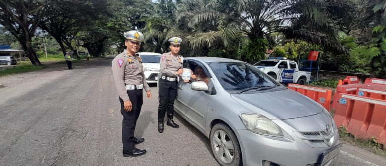 Operasi Keselamatan Singgalang 2024, Satlantas Polres Dharmasraya Himbau Keselamatan Berlalu Lintas dengan bagikan Stiker