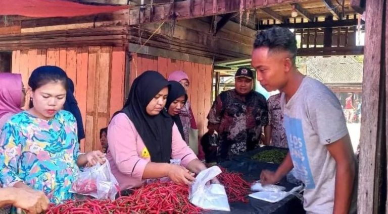 Polres Pasaman Barat dan jajaran melaksanakan giat monitor harga sembako di Sejumlah Pasar Tradisional