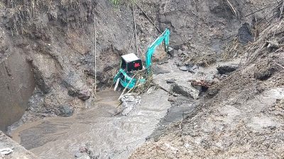 Kelok hantu nagari Aie Angek Memakan Korban satu orang operator excavator meninggal dunia akibat hanyut terbawa arus