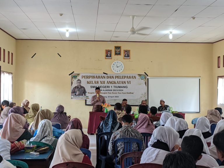 Hadiri Perpisahan Kelas XII SMAN Tiumang, Waka Polsek Koto Baru Sosialisasikan Penerimaan Polri