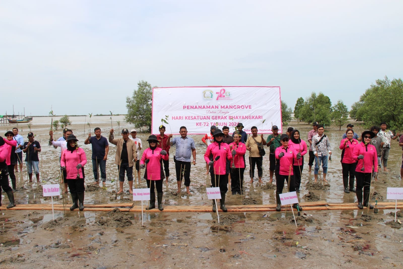 Kepedulian Bhayangkari Polri Untuk Masyarakat di Pulau Sebatik, Beri 4.000 Sembako dan Bangun Sumur Bor