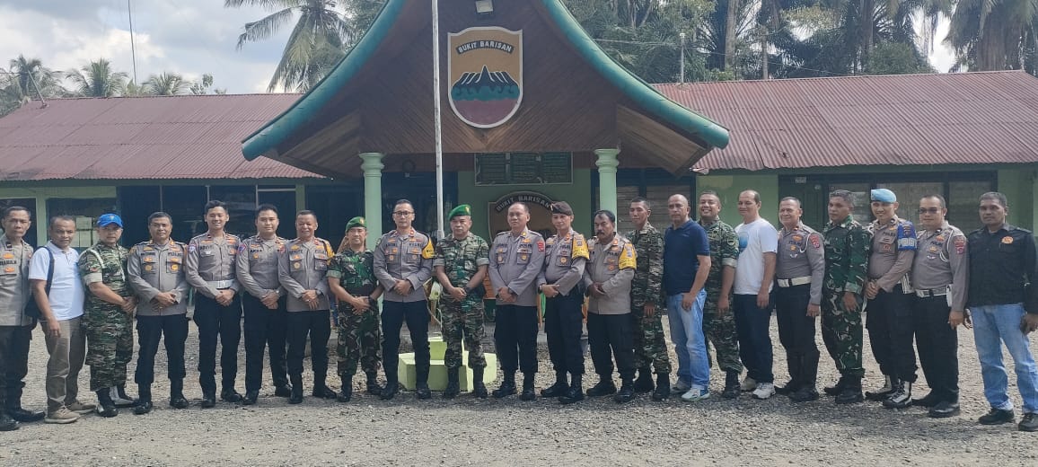 Polres Dharmasraya Berikan Kejutan di HUT ke-79 TNI kepada Koramil 03/Pulau Punjung