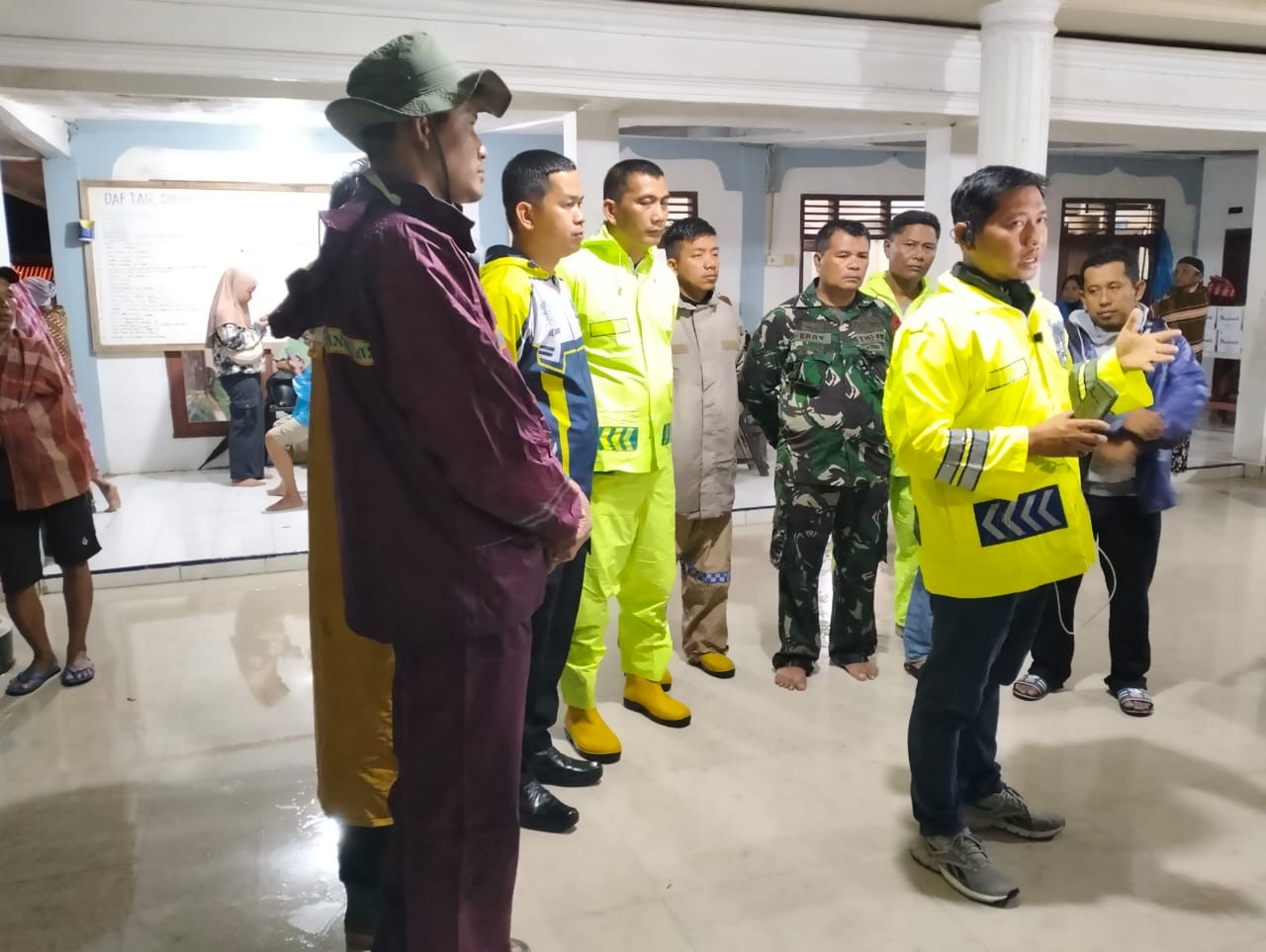 Banjir Landa Tiga  Kecamatan Di Padang Pariaman, Personil Polri serta tim gabungan sigap bantu warga