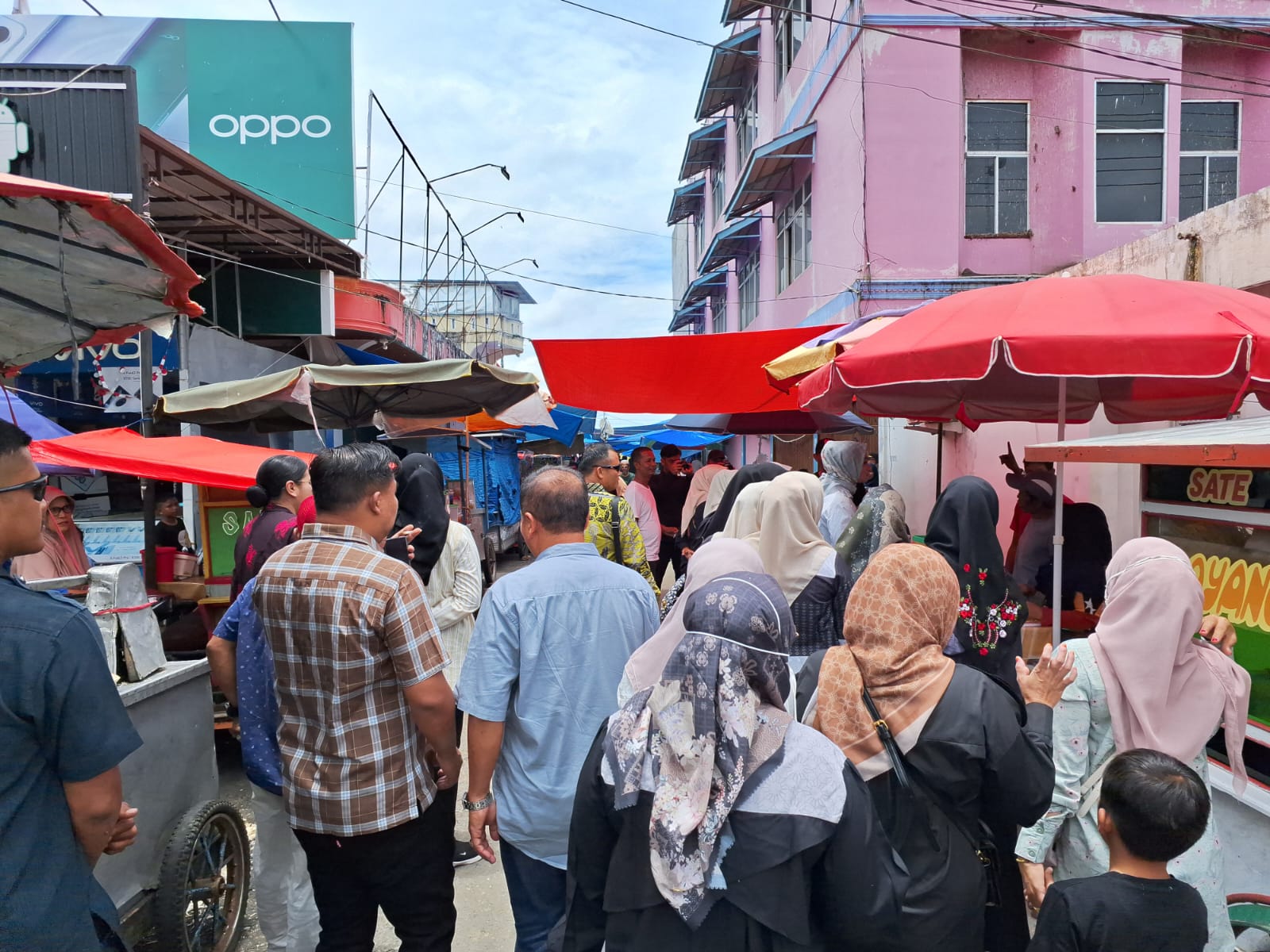 Polres Dharmasraya Amankan Kampanye Tatap Muka Calon Bupati dan Wakil Bupati Annisa Suci Rahmadani-Leli Arni di pasar Sungai Rumbai