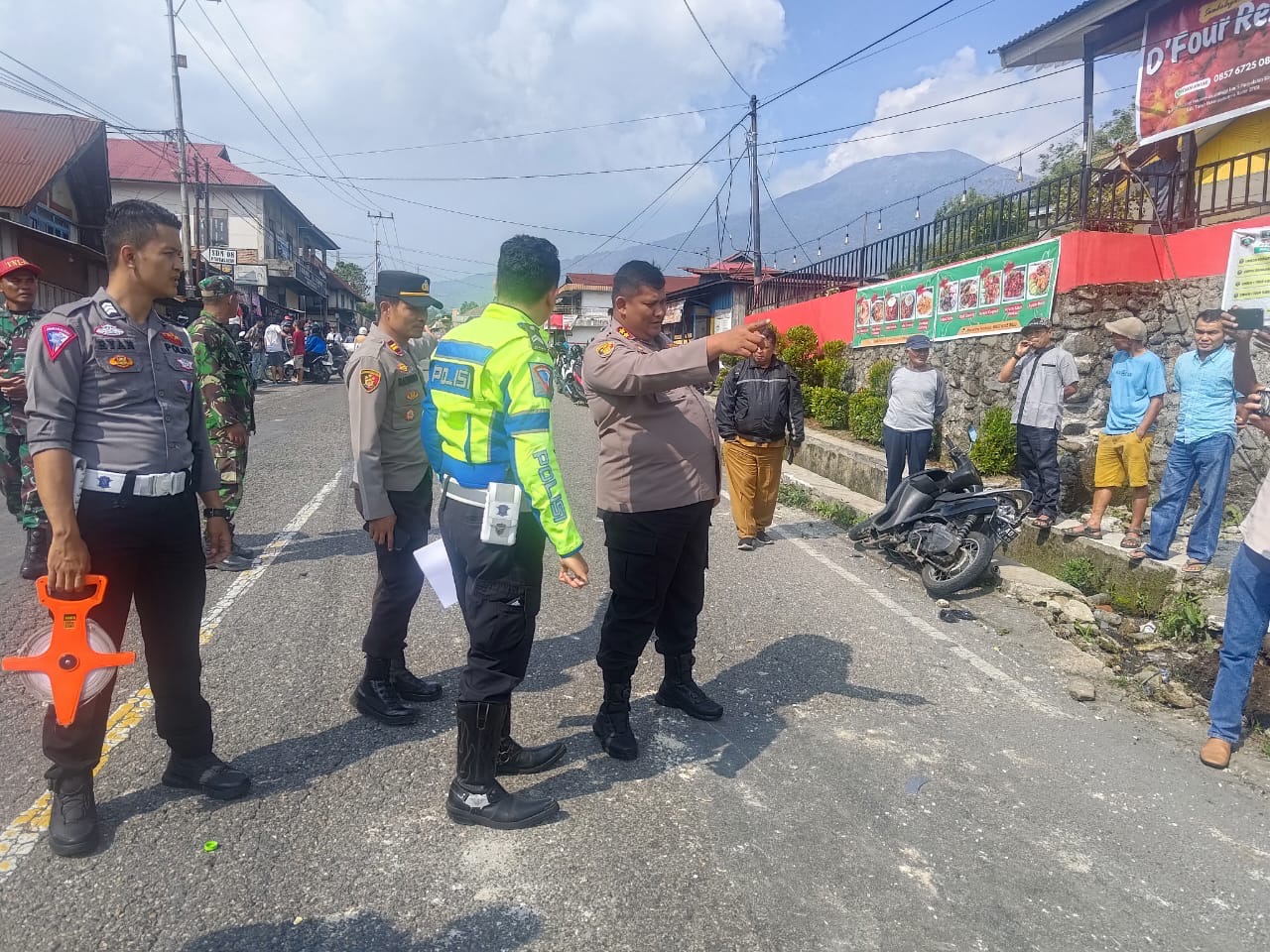 Kapolres Padang Panjang Terjun Langsung dalam Evakuasi Kecelakaan Lalu Lintas