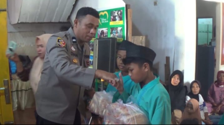 Seorang Anggota Polisi Di Padang Adakan Bakti Sosial