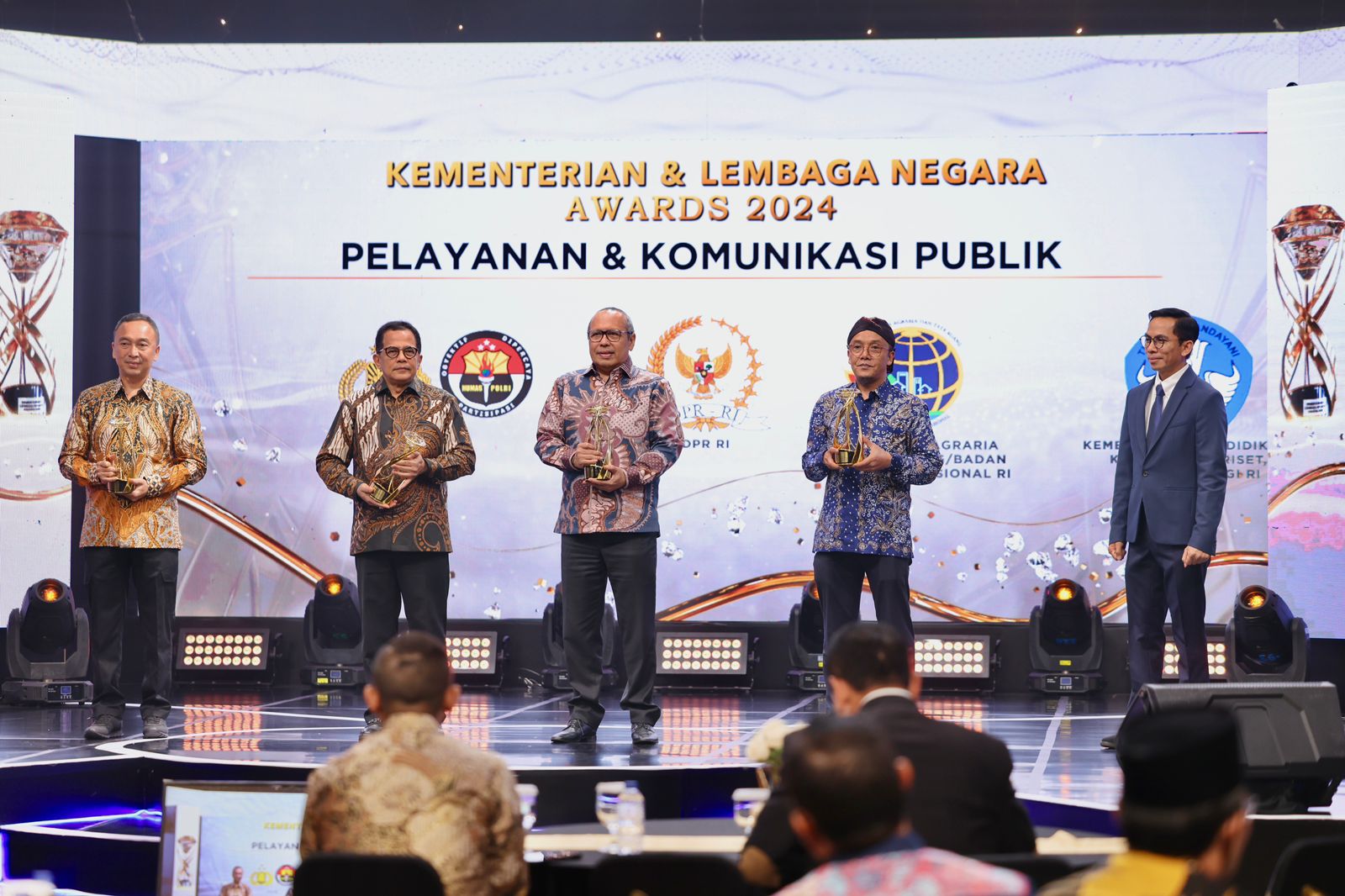 Polri Raih Penghargaan Lembaga Dengan Pelayanan dan Komunikasi Terbaik