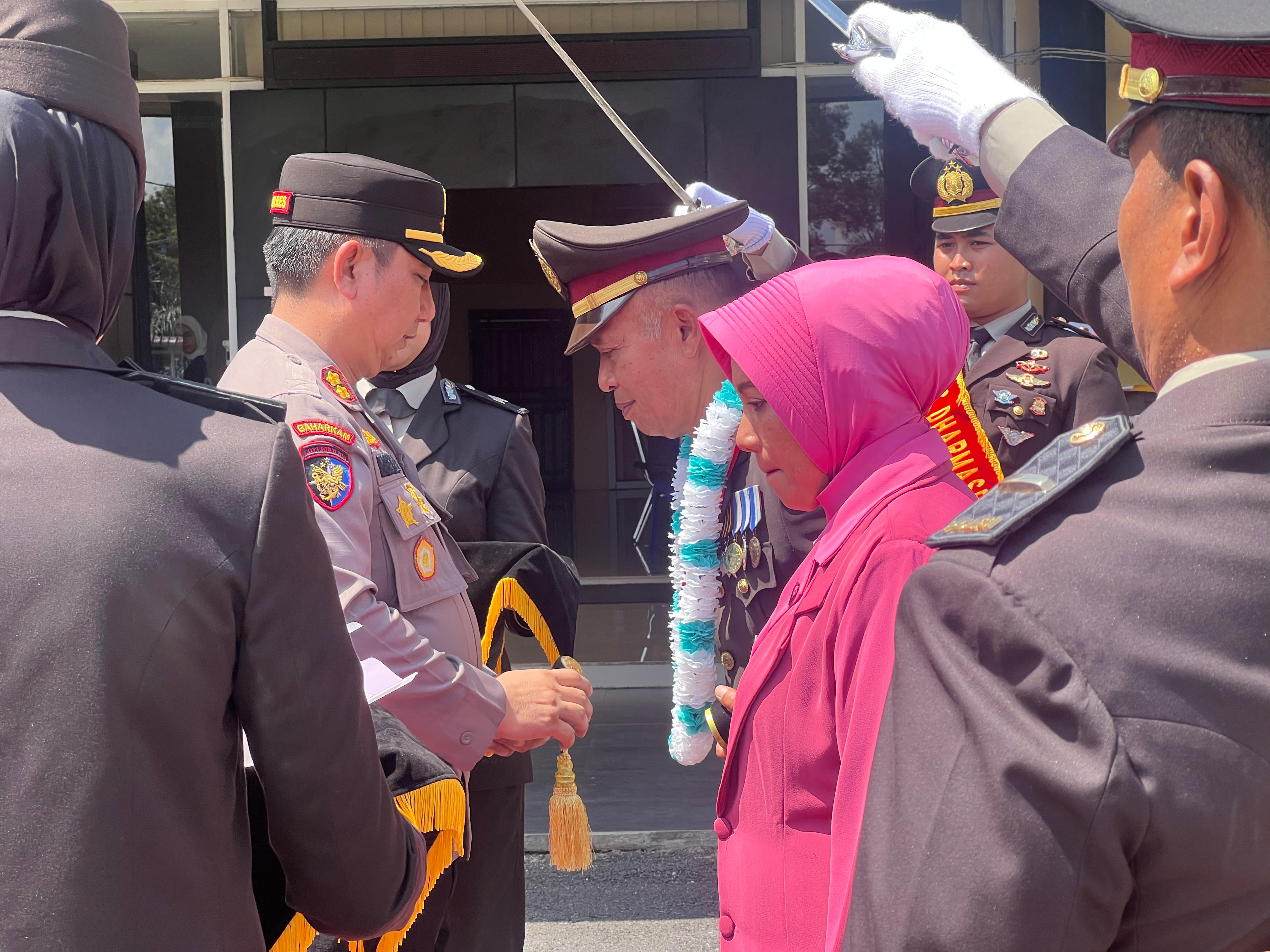 Kapolres Dharmasraya Pimpin Tradisi Pedang Pora Wisuda Purna Bakti Personel Polres Dharmasraya