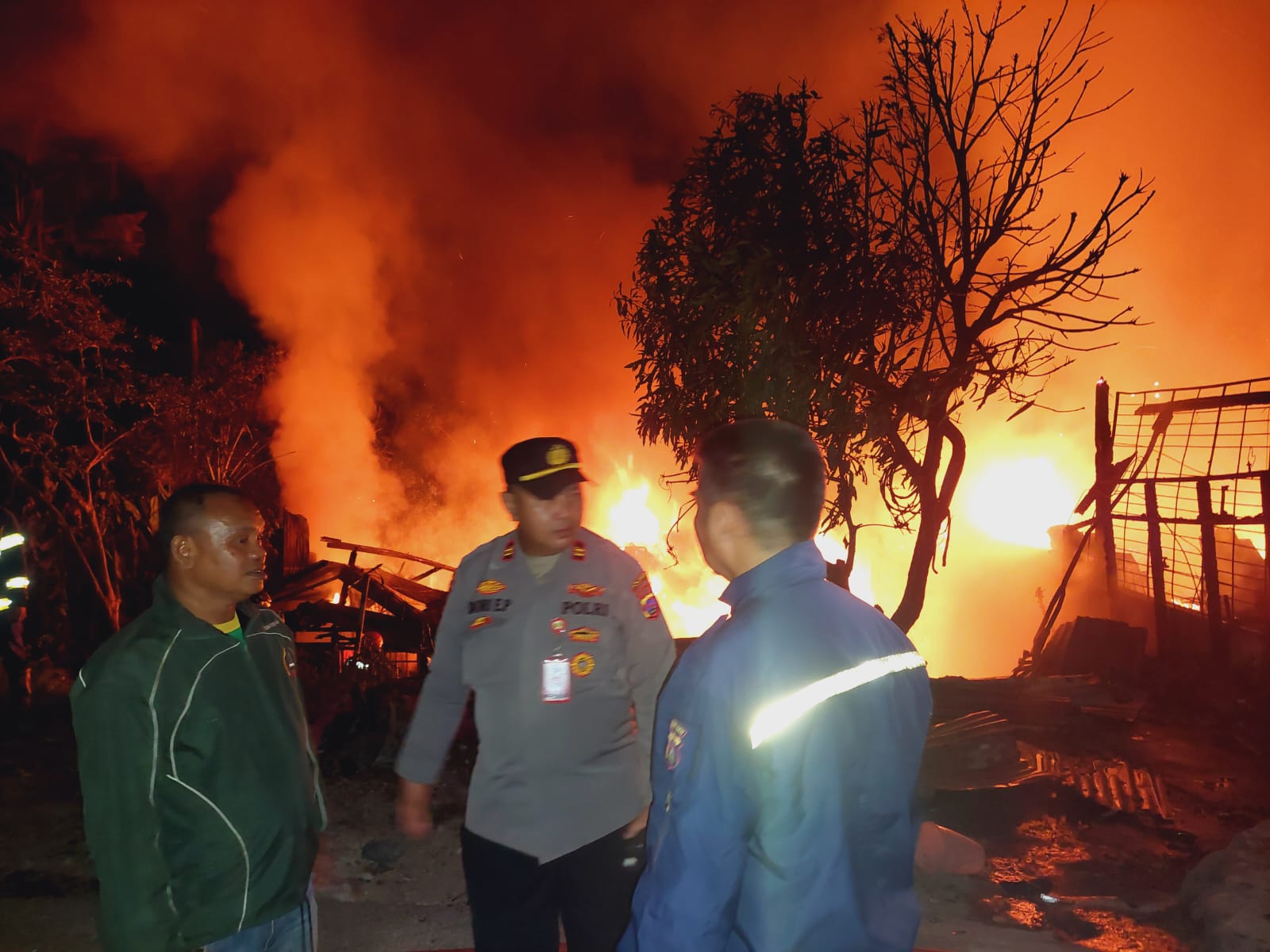 Kebakaran besar melanda permukiman padat penduduk di Parak Laweh, Kecamatan Lubuk Begalung, Kota Padang