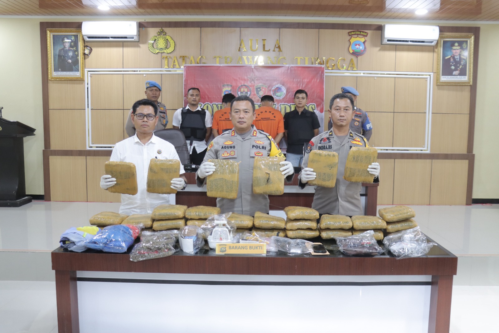 Kapolres Pasaman Barat Melaksanakan  Konferensi Pers Pengungkapan Kasus 30 Kg Narkotika Jenis Ganja Kering dan Sabu - Sabu