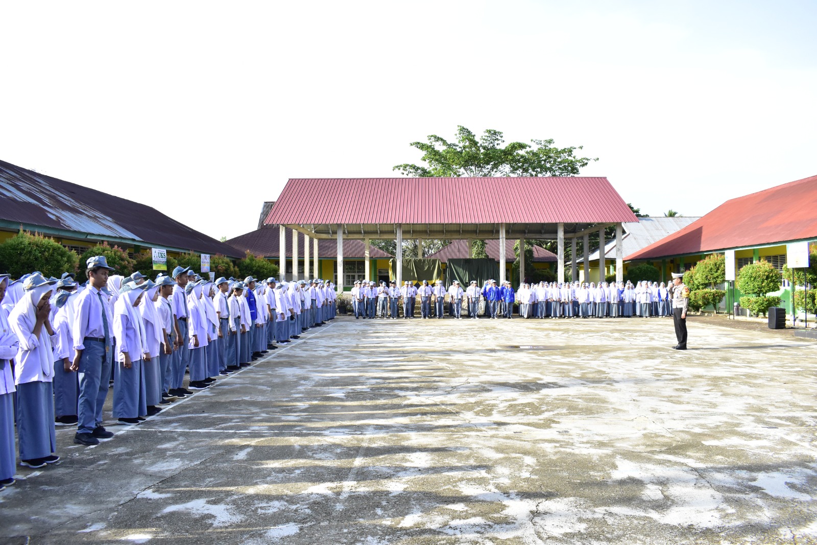 Kasat Lantas Polres Dharmasraya Pimpin Apel dan Sosialisasi Tertib Lalu Lintas di SMA N 1 Timpeh