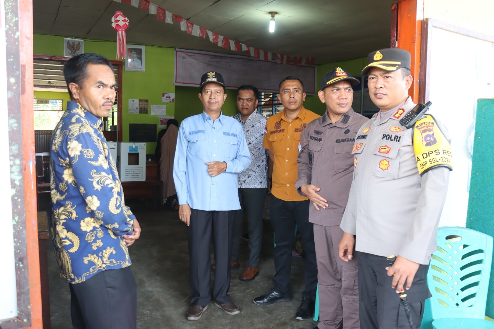 Kapolres Pasaman Barat Bersama Forkopimda Melaksanakan Pengecekan Pengamanan Proses Pemungutan Suara di Sejumlah TPS di Kabupaten Pasaman Barat