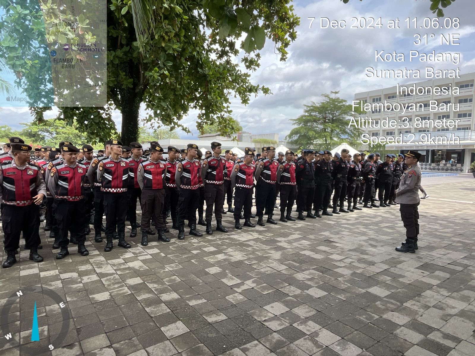 Personel Polda Sumbar Gelar Pengamanan Rapat Pleno Rekapitulasi Hasil Pemilu Gubernur dan Wakil Gubernur Sumbar 2024 Hari Pertama