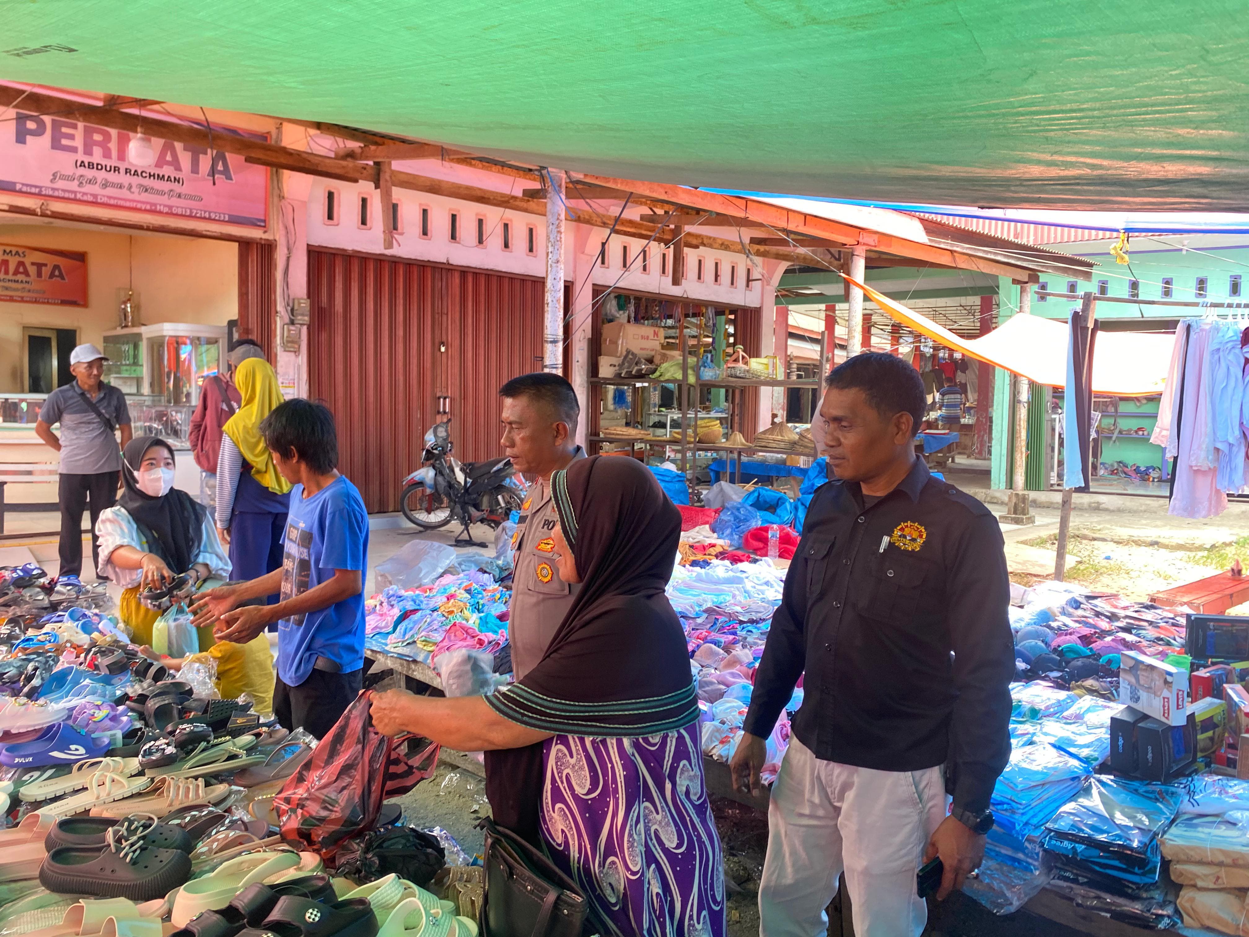 Sat Binmas dan Sie humas Polres Dharmasraya Berikan Himbauan Kamtibmas di Pasar Sikabau