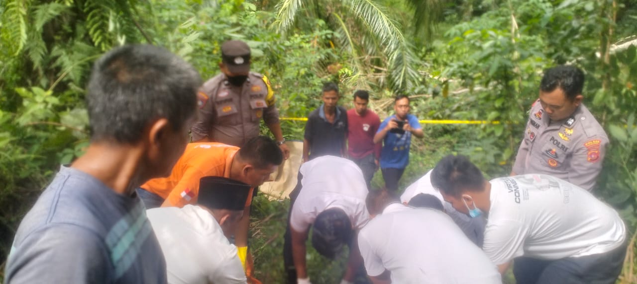 Polres Dharmasraya dan Polsek Sungai Rumbai Identifikasi Mayat Laki-laki di Telaga Biru