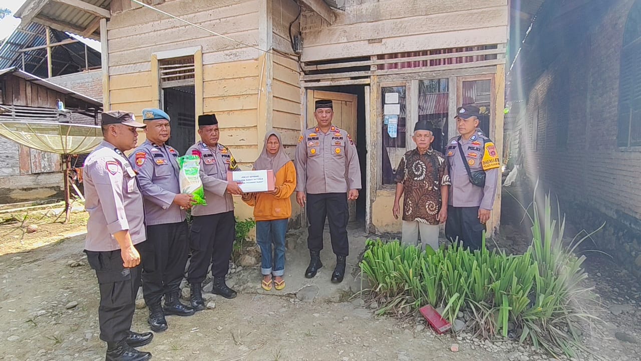 Polres Pasaman Barat Dan Polsek Ranah Batahan Salurkan Ratusan Paket Sembako di Nagari Batahan Selatan, Kabupaten Pasaman Barat