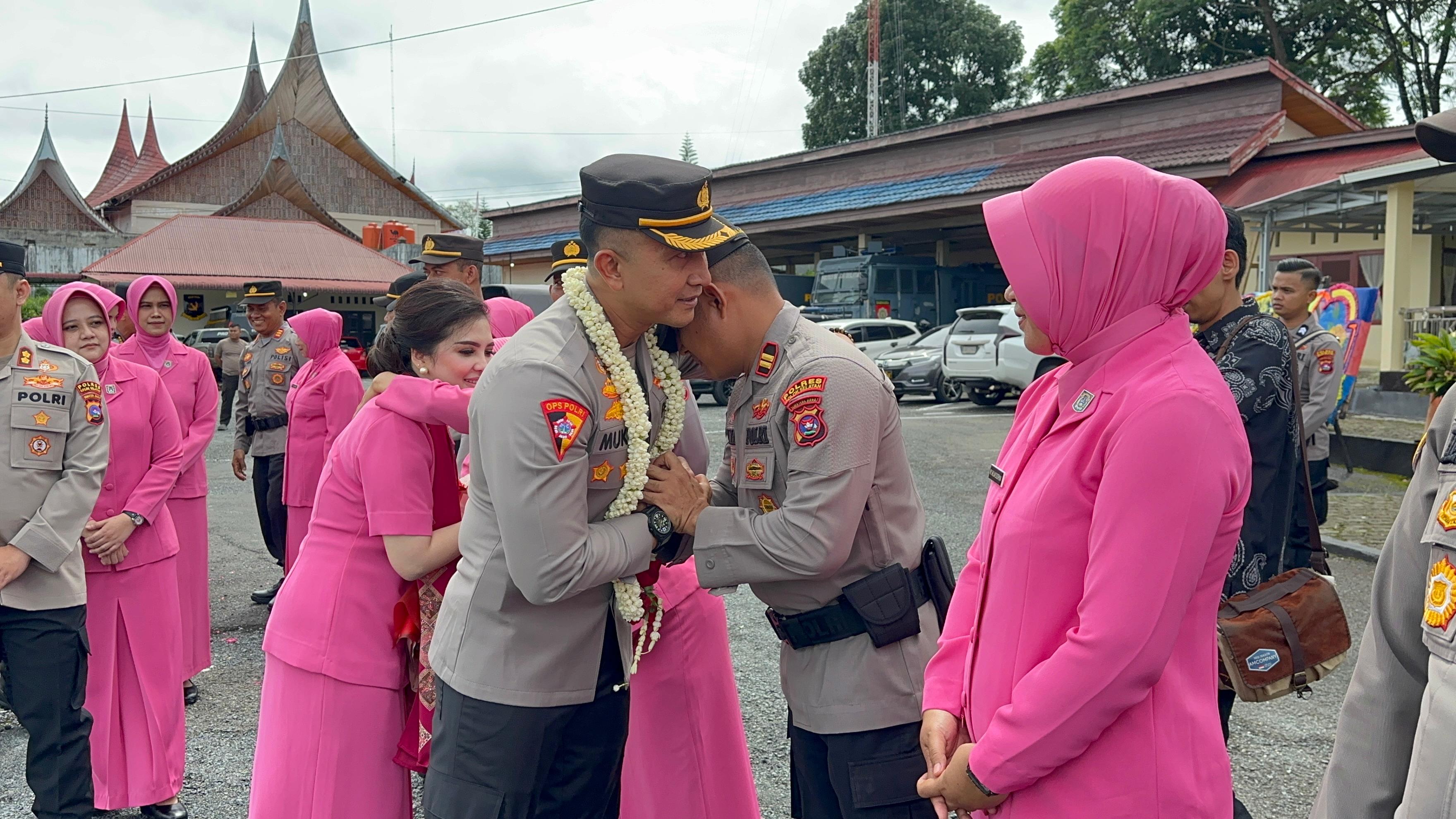 Pedang Pora Iringi Pelepasan Kapolres Solok Selatan AKBP Arief Mukti.
