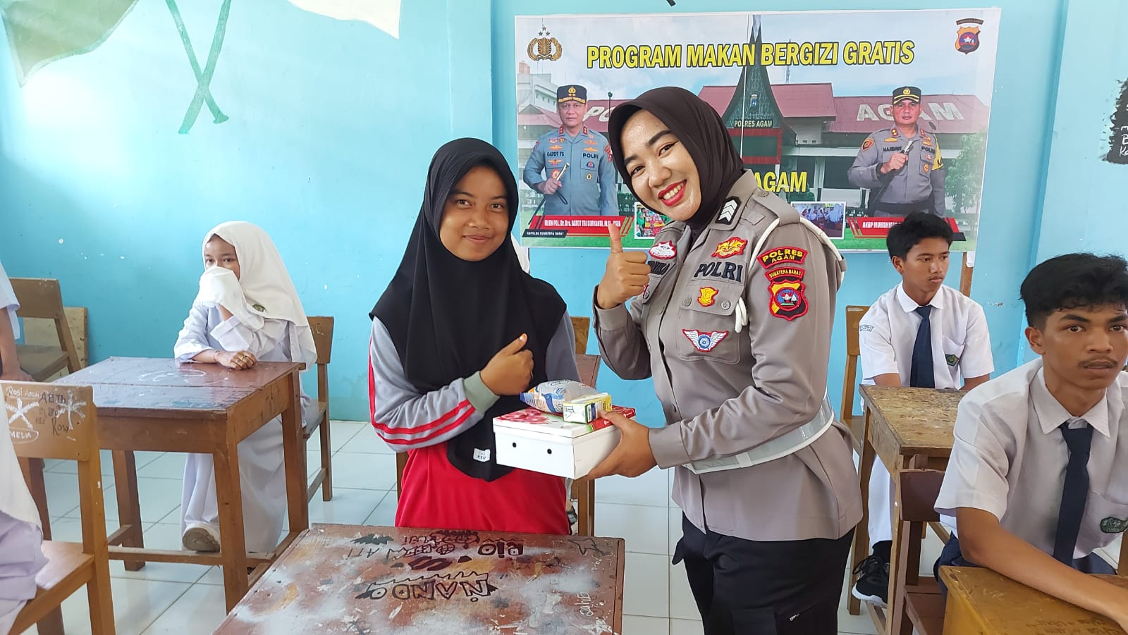 Polres Agam Berikan Makan Bergizi Gratis Untuk Siswa MTsS Panyinggahan Maninjau.