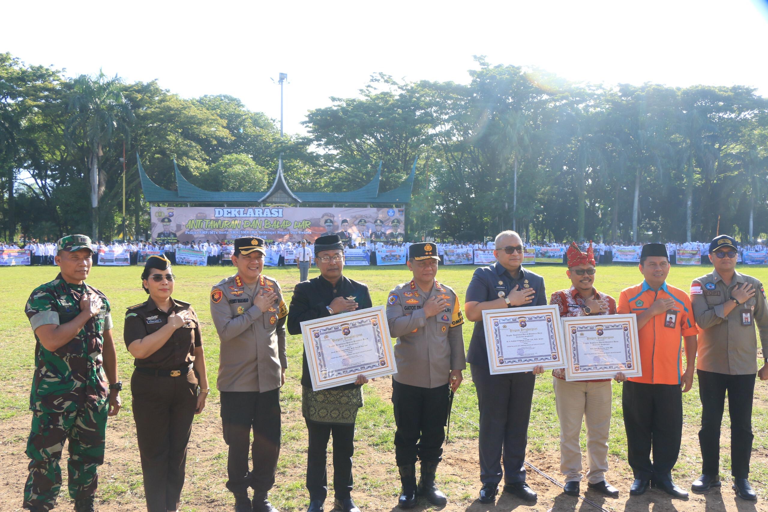 Berhasil Ungkap Kasus Tawuran dan Balap Liar di Kota Padang, Tim Klewang Satreskrim Polresta Padang Terima Penghargaan dari Kapolda Sumbar 