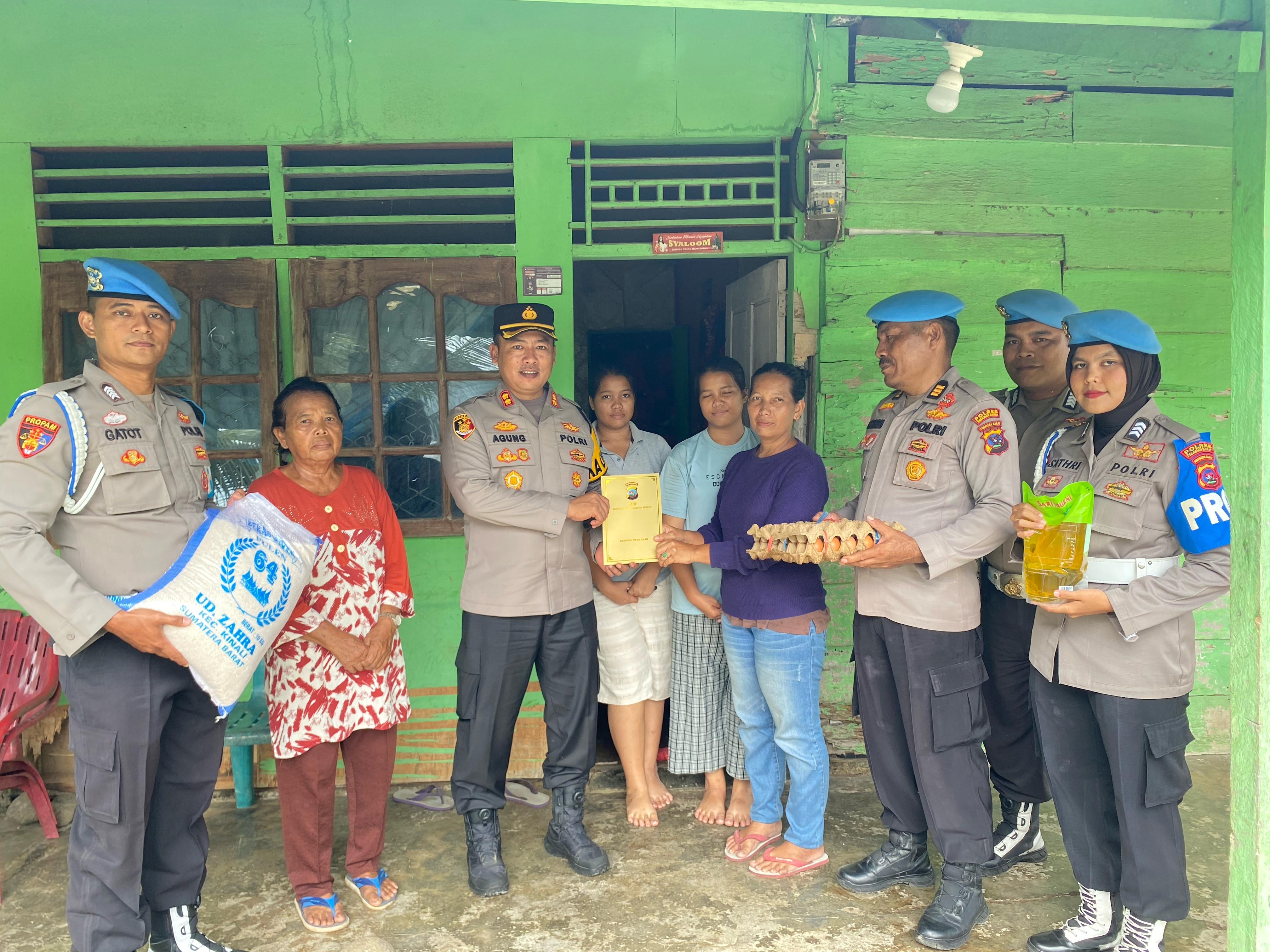 Kapolres Pasaman Barat Berikan Bantuan Sembako Kepada Masyarakat Dalam Kegiatan Jumat Berkah