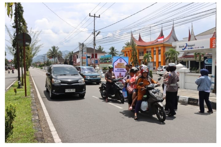 Gelar Jum’at Berkah Satlantas Polres Pasaman Bagikan Ratusan Nasi Bungkus