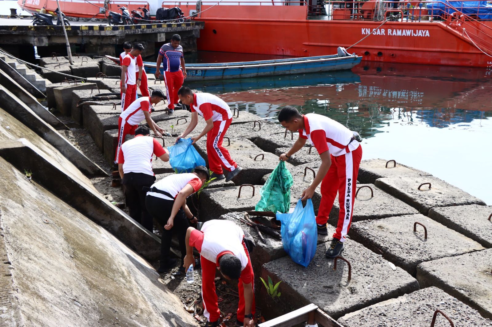 Polres Kepulauan Mentawai Peringati Hari Peduli Sampah Nasional dengan Aksi Bersih-Bersih