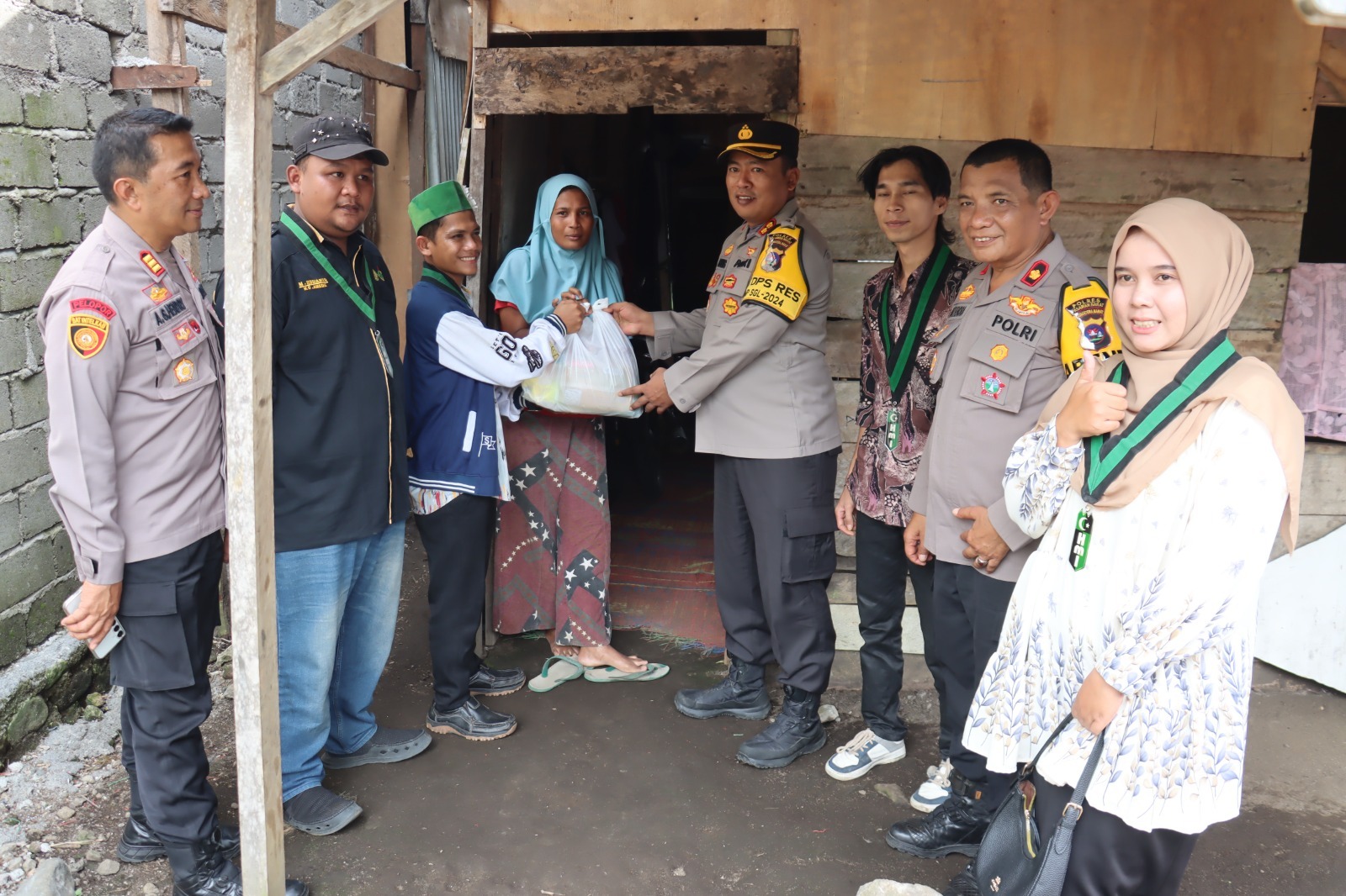 Kapolres Pasaman Barat Bersama HMI Berikan Bantuan Sembako Untuk Masyarakat Yang Membutuhkan