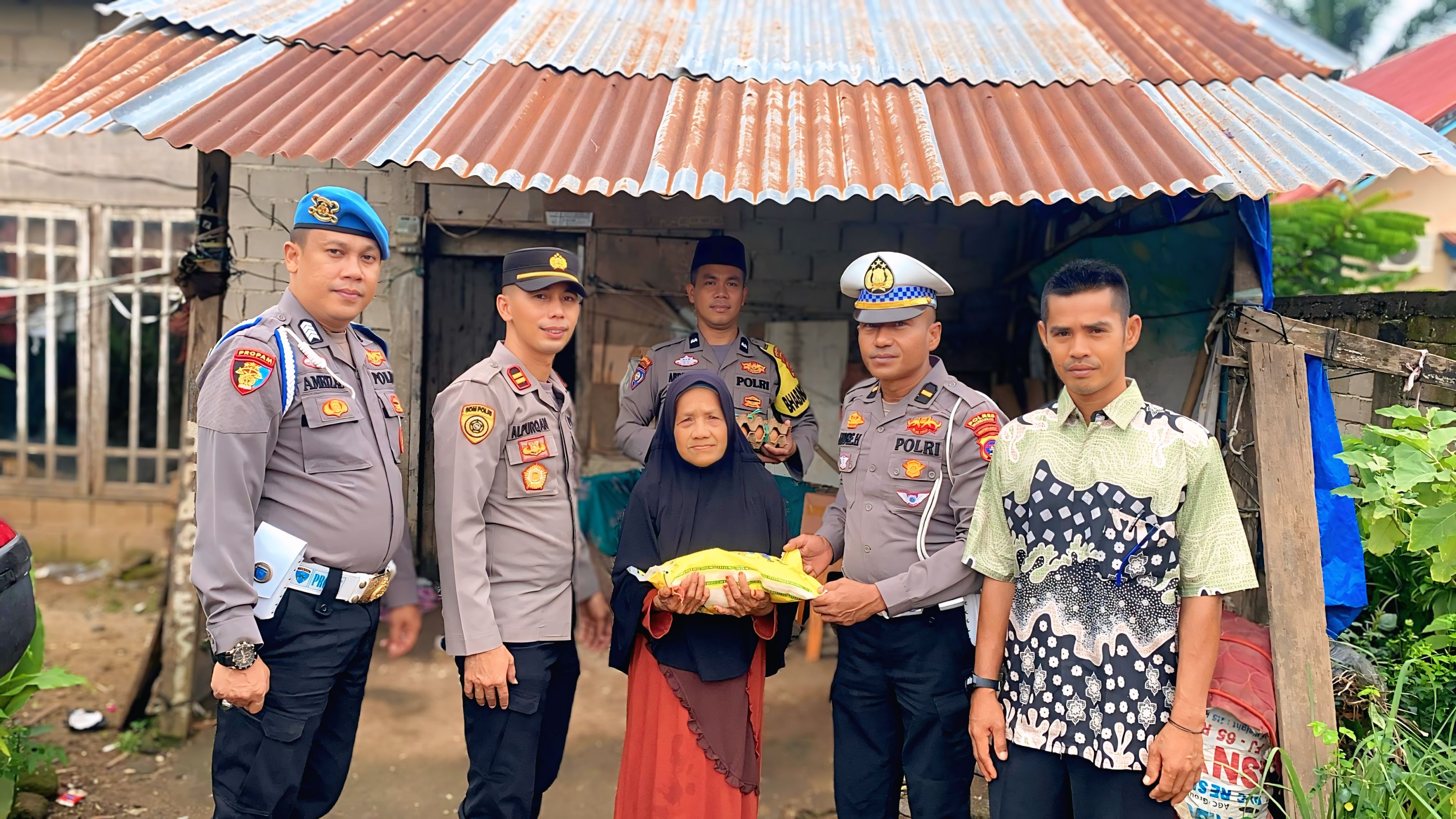 Polsek Koto Baru Jumat Berbagi, bagikan Bantuan Sembako Kepada Warga