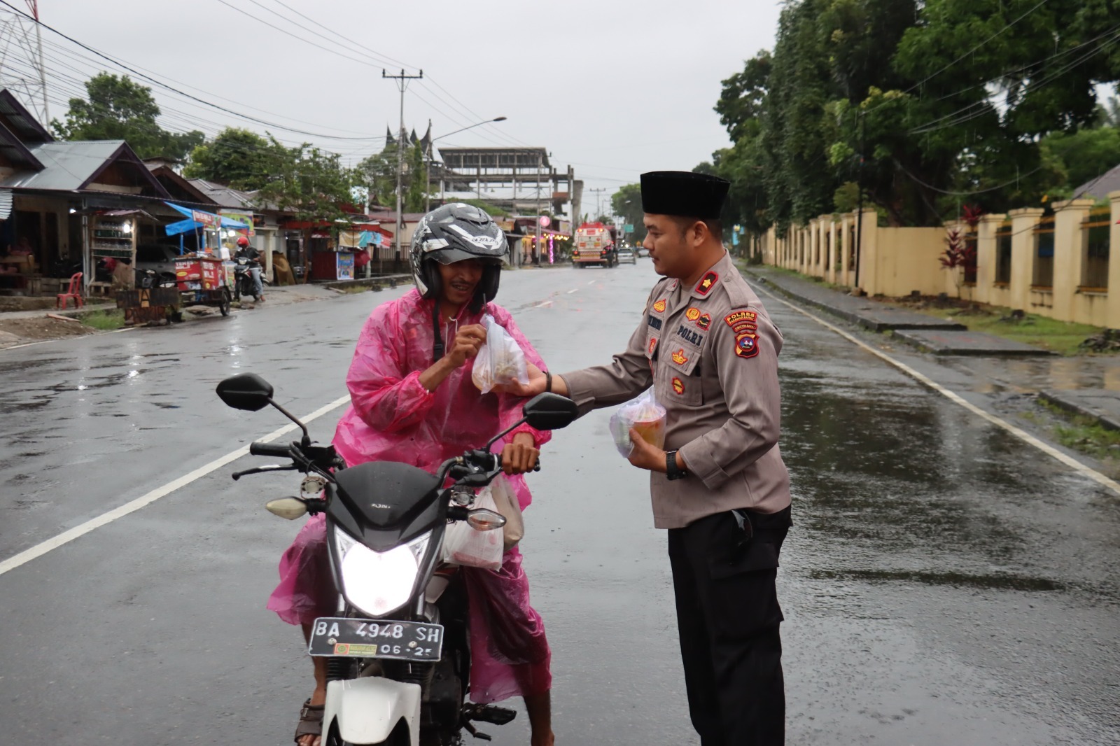 Jelang Waktu Berbuka Puasa, Kapolres Pasaman Barat bersama Bhayangkari Peduli membagikan Takjil Kepada Masyarakat