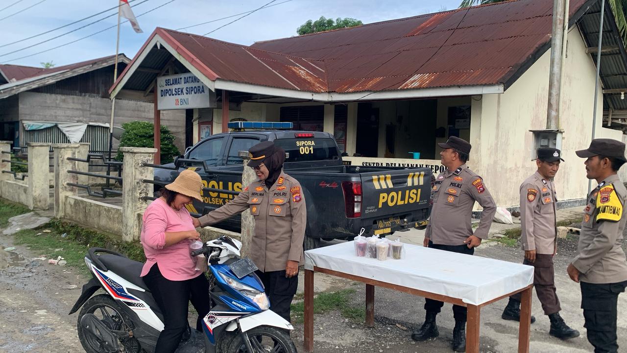 Kapolsek Sipora Bagikan Takjil untuk Masyarakat Sioban di Depan Mako Polsek Sipora