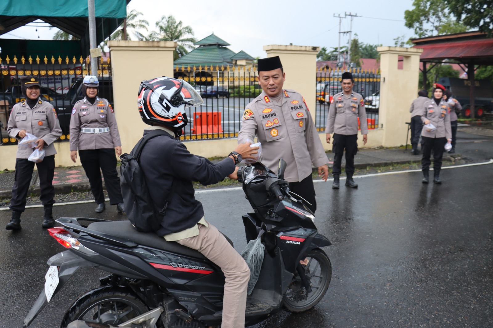 Kapolres Pasaman Barat Kembali Bagikan Takjil Sebagai Wujud Kepedulian Polri Hadir Untuk Masyarakat