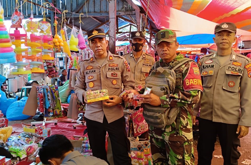 Ciptakan Keamanan dan Kenyamanan di Bulan Ramadan, Polsek Kinali Gelar Razia Petasan di Pasar Durian Kilangan dan Padang Canduh Pasaman Barat