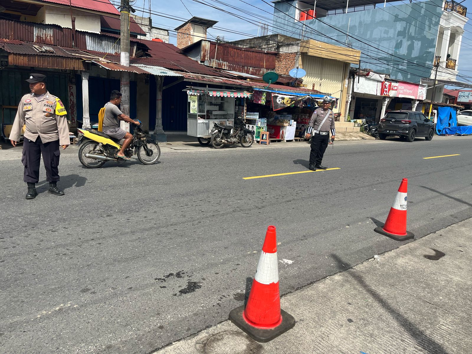 Sat Lantas Polres Pariaman melaksanakan pengaturan Arus Lalu Lintas di Pasar Pariaman 