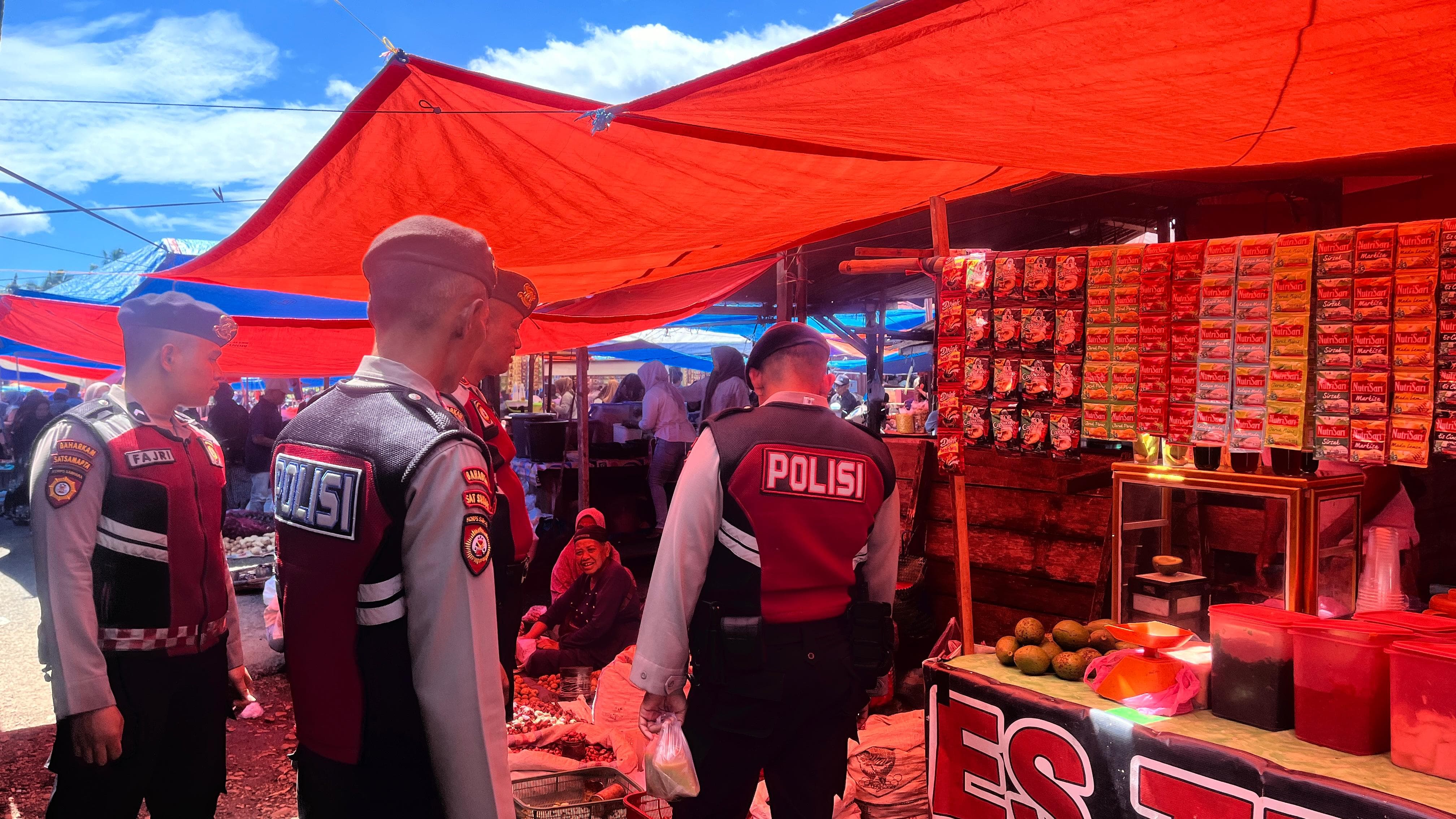 Personil Samapta Polres Solok Selatan Turun Kepasar Tradisional Berikan Rasa Aman.