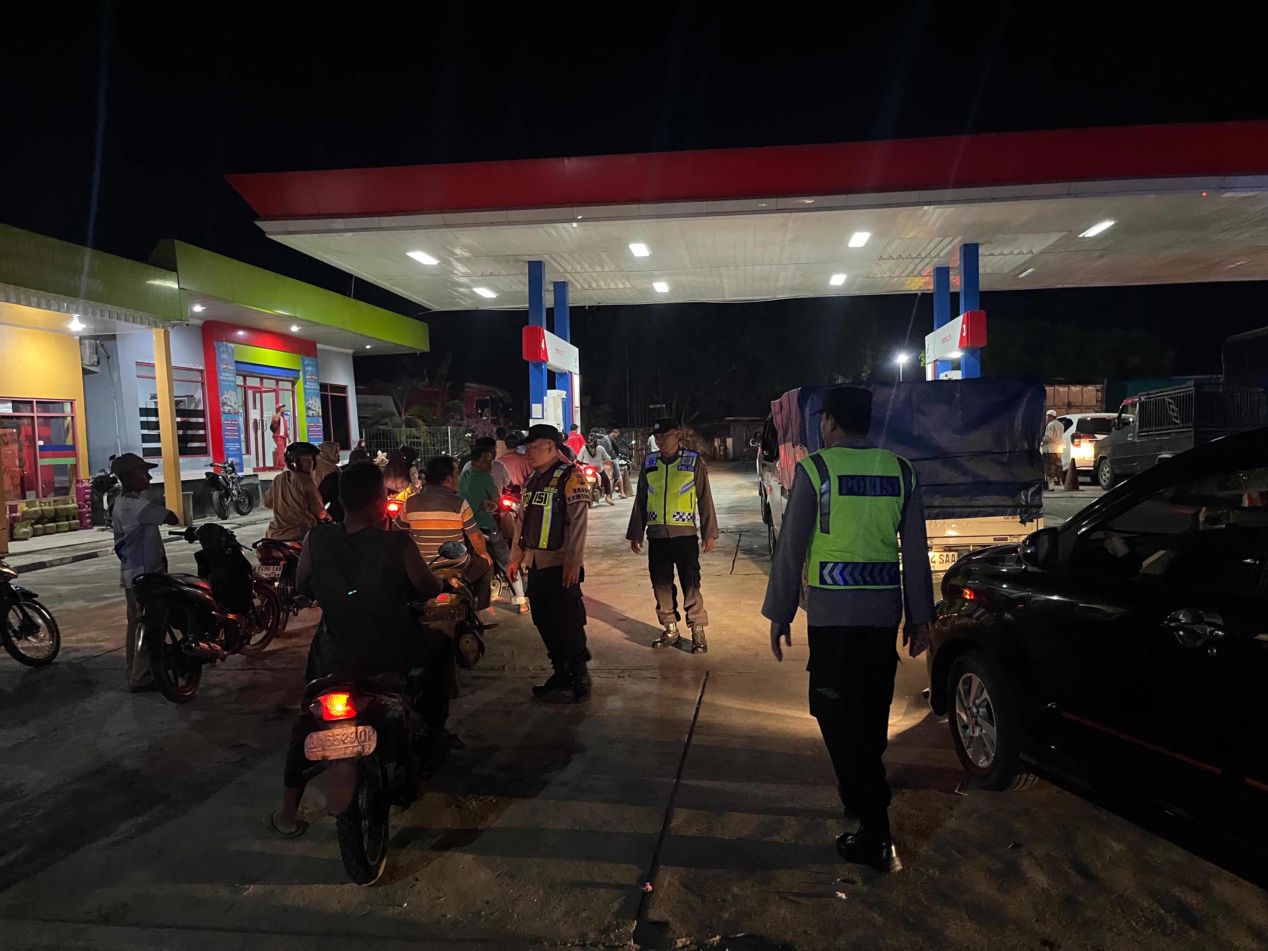 Gelar Patroli Di Sejumlah SPBU, Personel Polsek Lembah Melintang Pastikan Situasi Aman